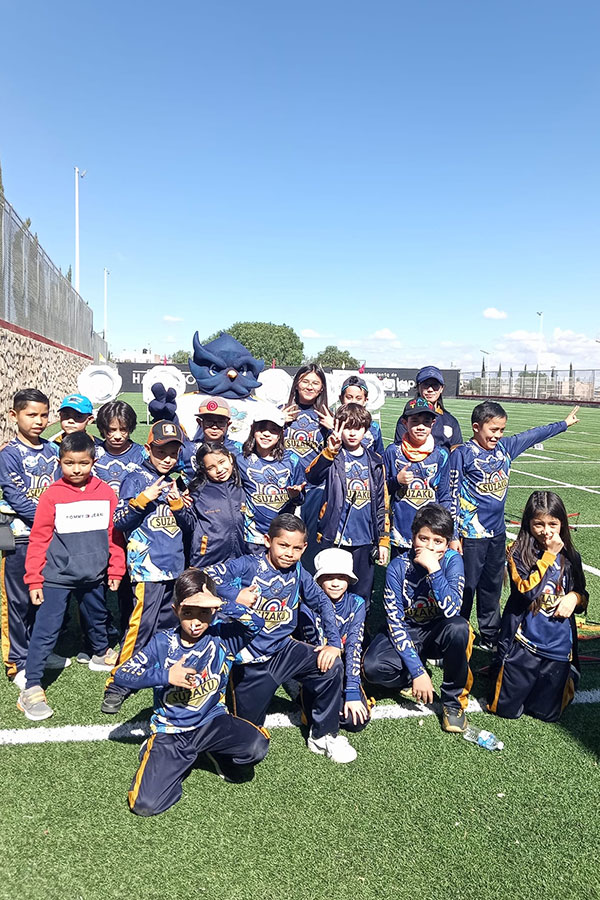 Estudiantes del Instituto Kokusai reunidos al final de la actividad deportiva